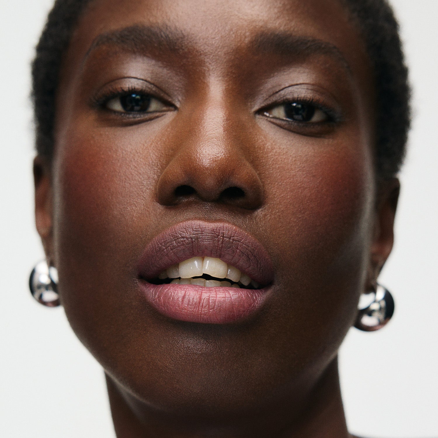 Master || Lily is wearing Andie.