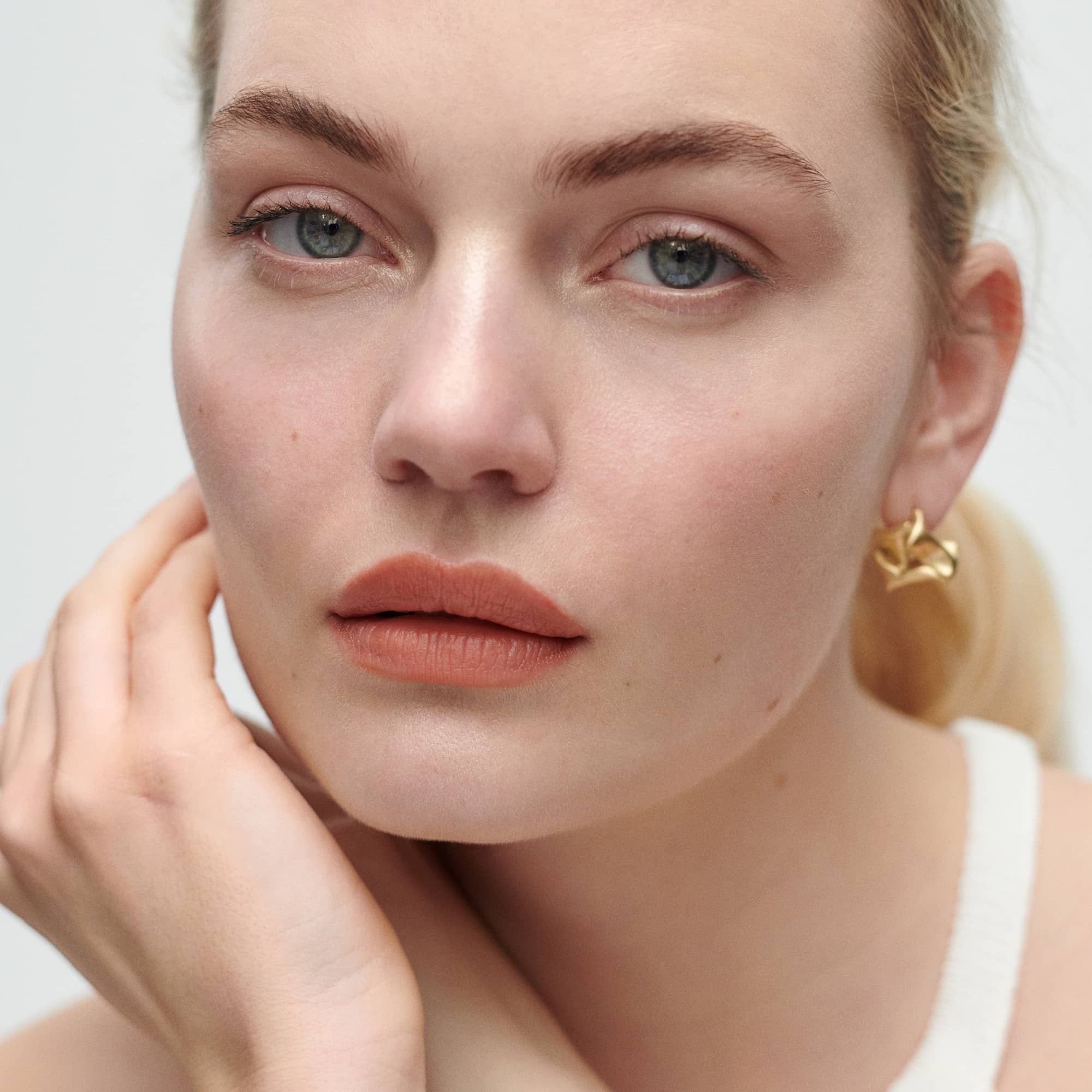 Antibes | face::light | Marlen wears Signature Lip Matte in Antibes