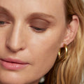 Brun | face::light |   Model is wearing Solo Shadow in Shade Brun.