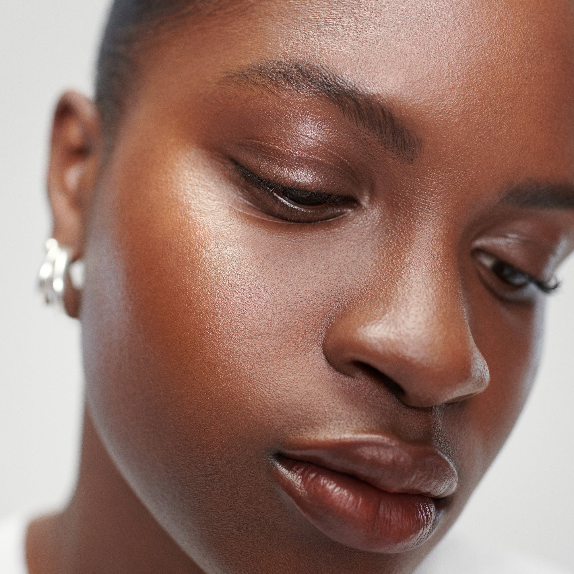 Solstice | face | Model in wearing Day Glow in Solstice