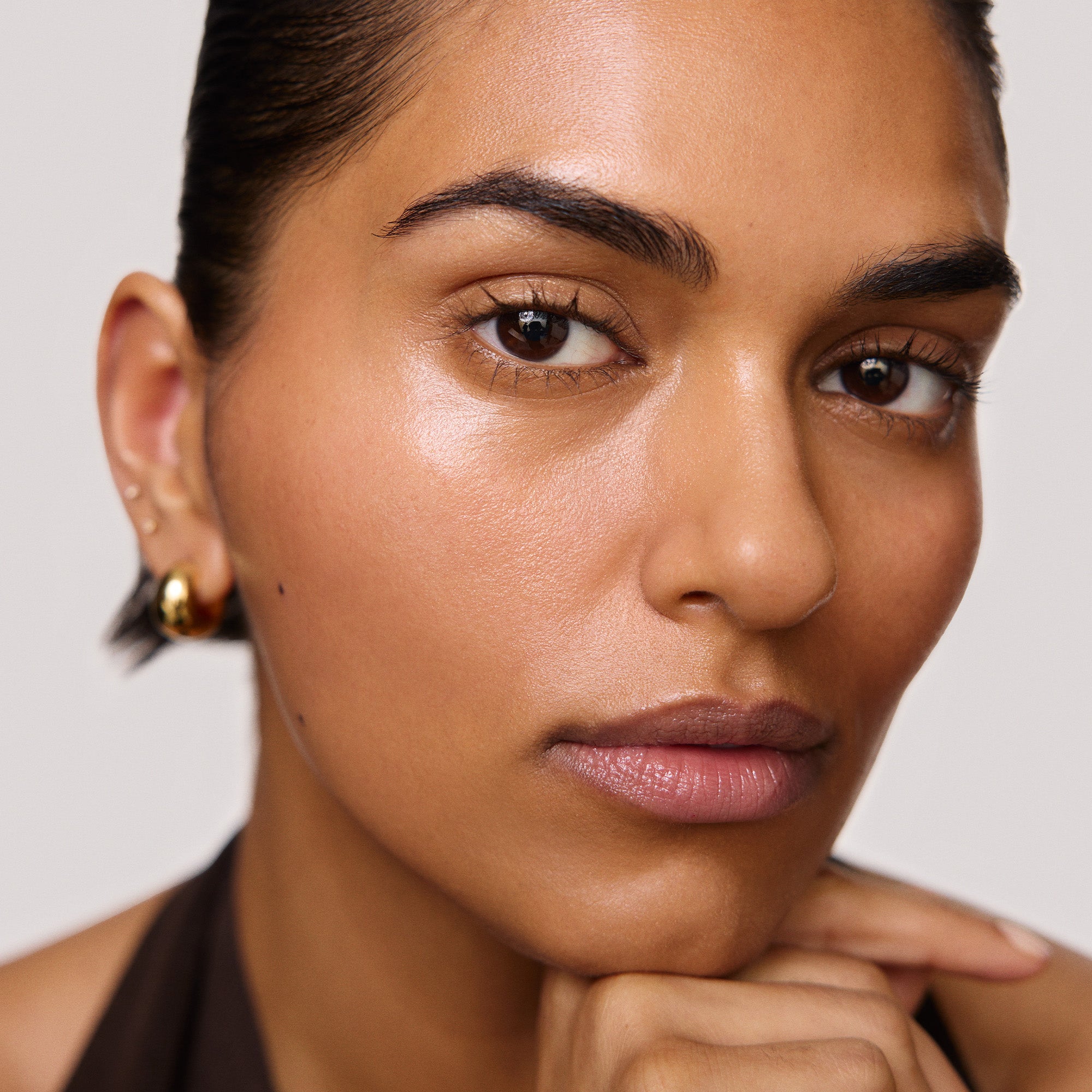 Mini-Size (15ml) || Model is wearing Great Skin Serum 