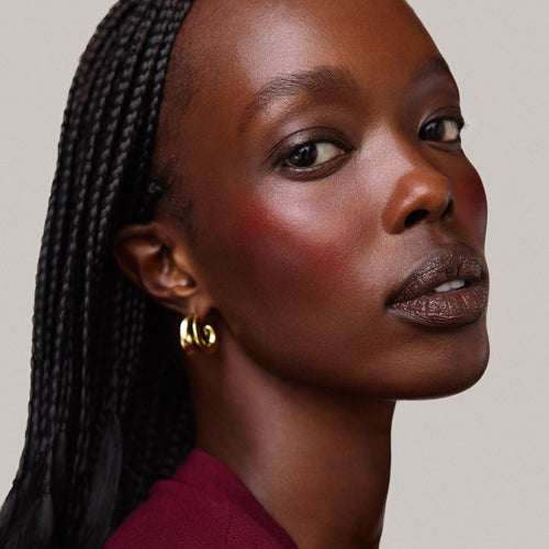 Après| face::rich | Model is wearing Flush Balm in shade Après