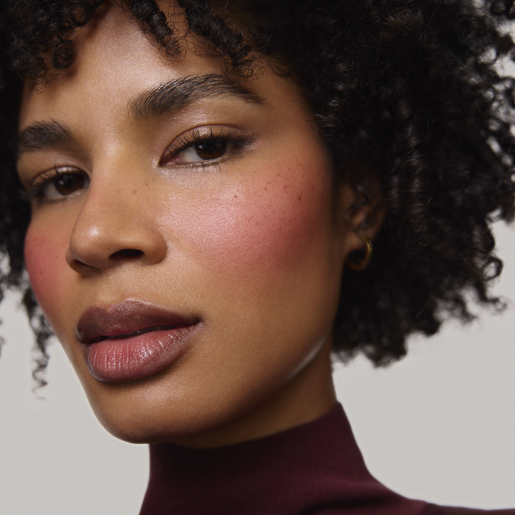 Après | face::deep | Model is wearing Flush Balm in shade Après