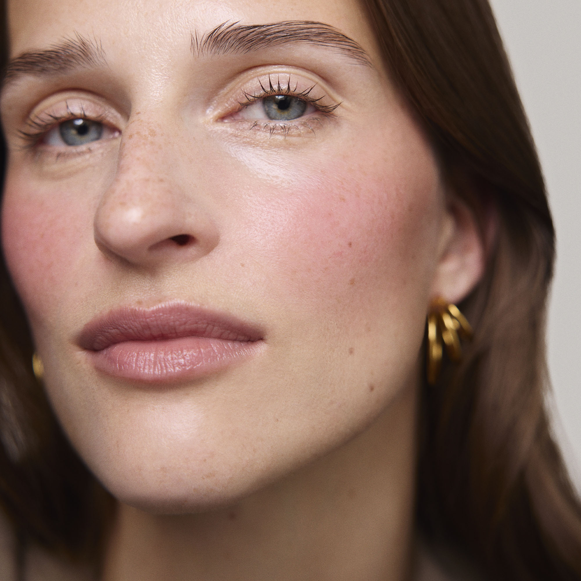 Master || Model is wearing Flush Balm in shade Beverly Hills