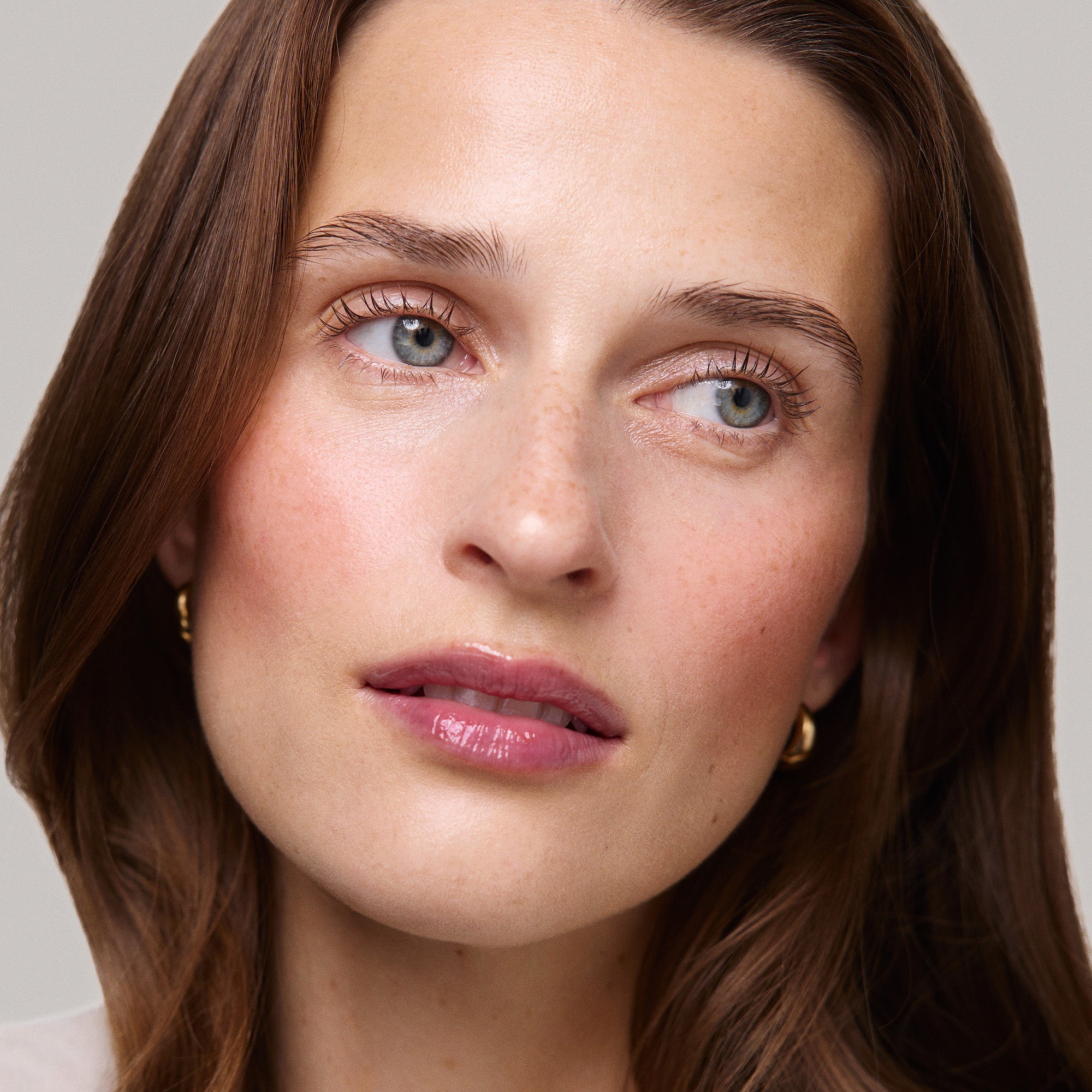 Twin Set | face::light | Model is wearing Shade Slick Sheen in Twin Set