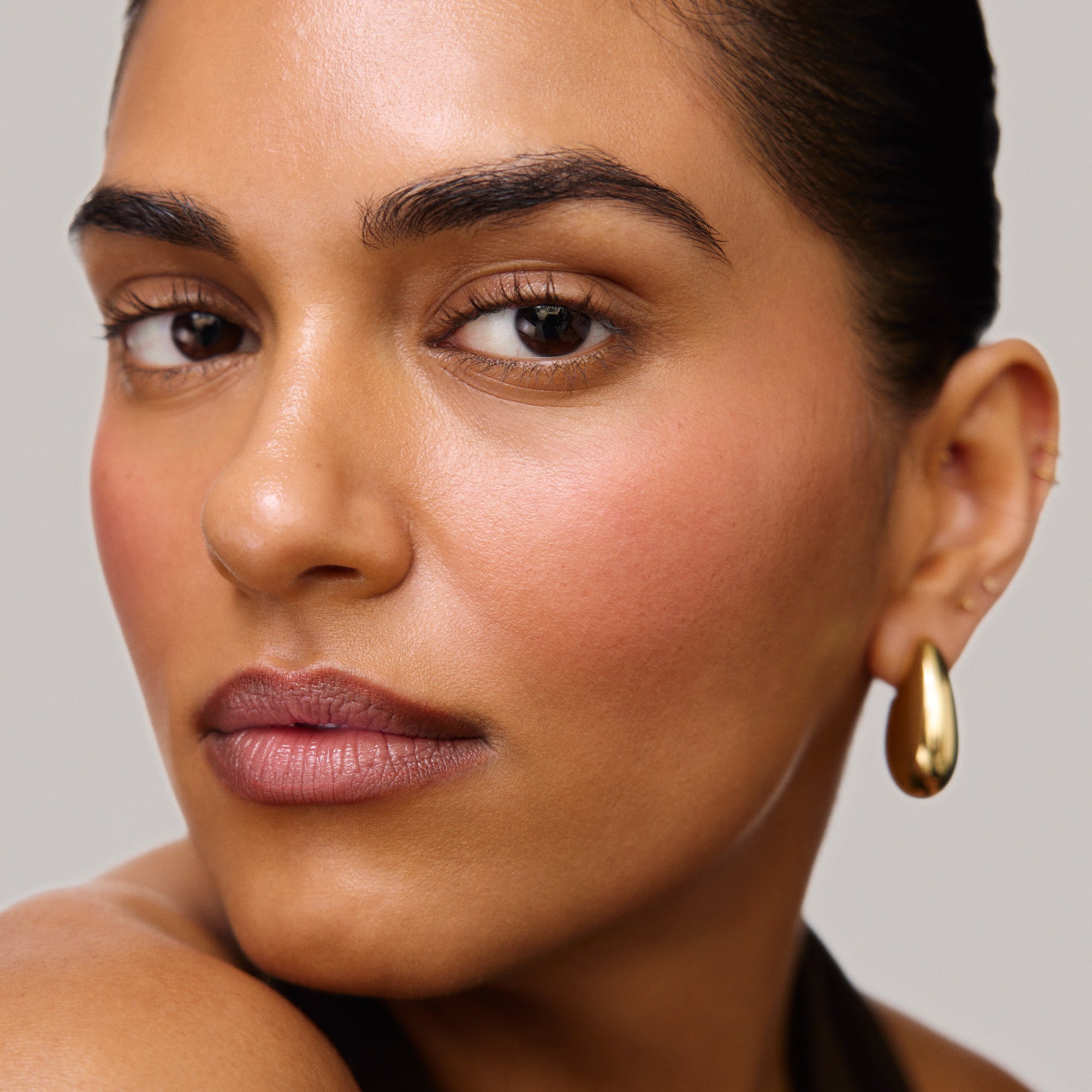 Master || Model wears Signature Lip Liner in Shade Capricorn 