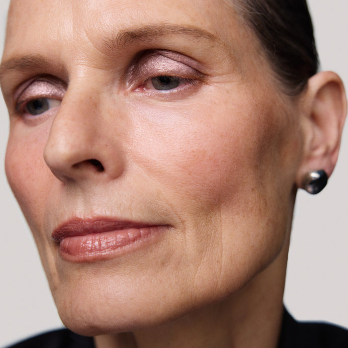 Master || Sylke is wearing Solo Shadow Sheen in Iris