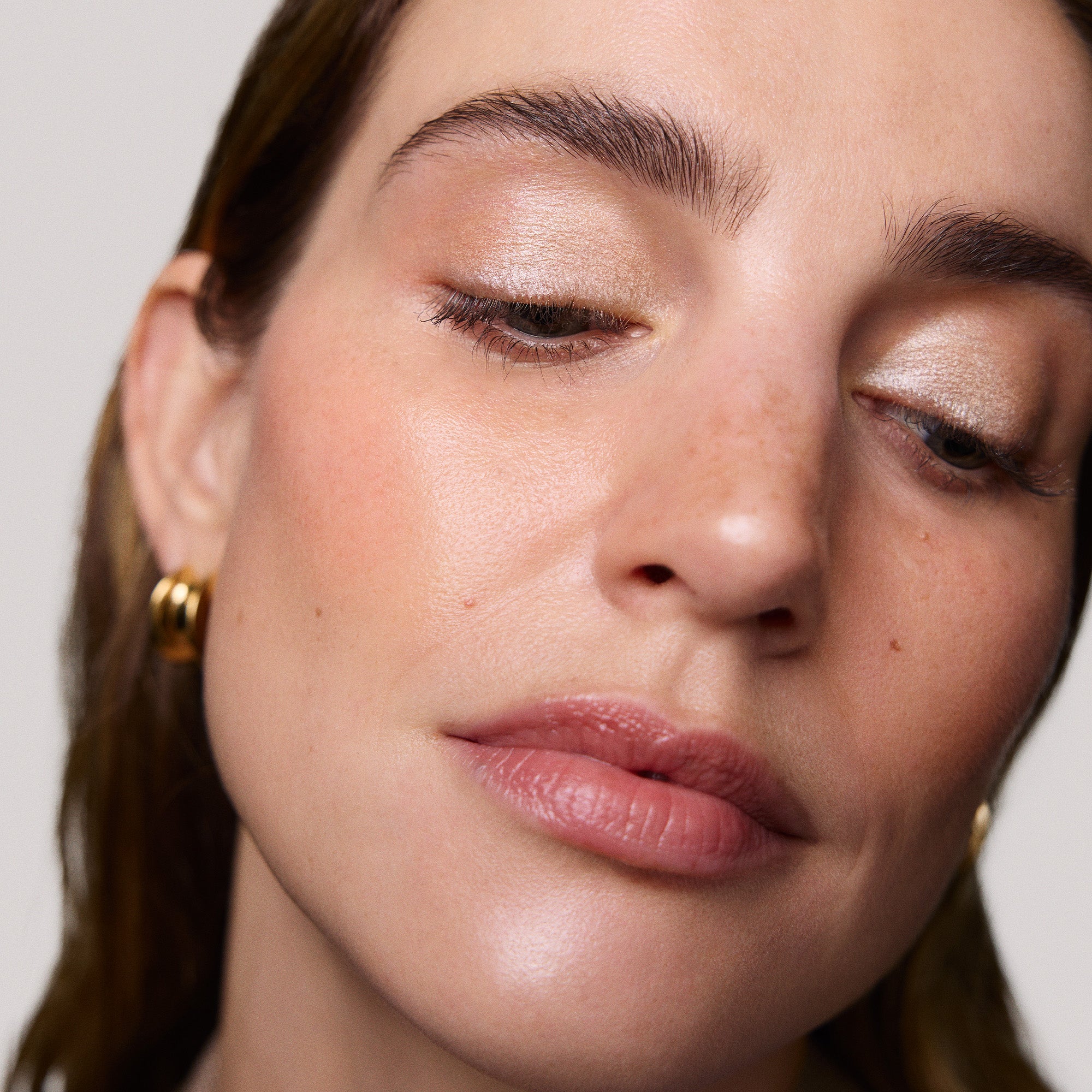 Master || Astrid is wearing Solo Shadow Sheen in Palladium