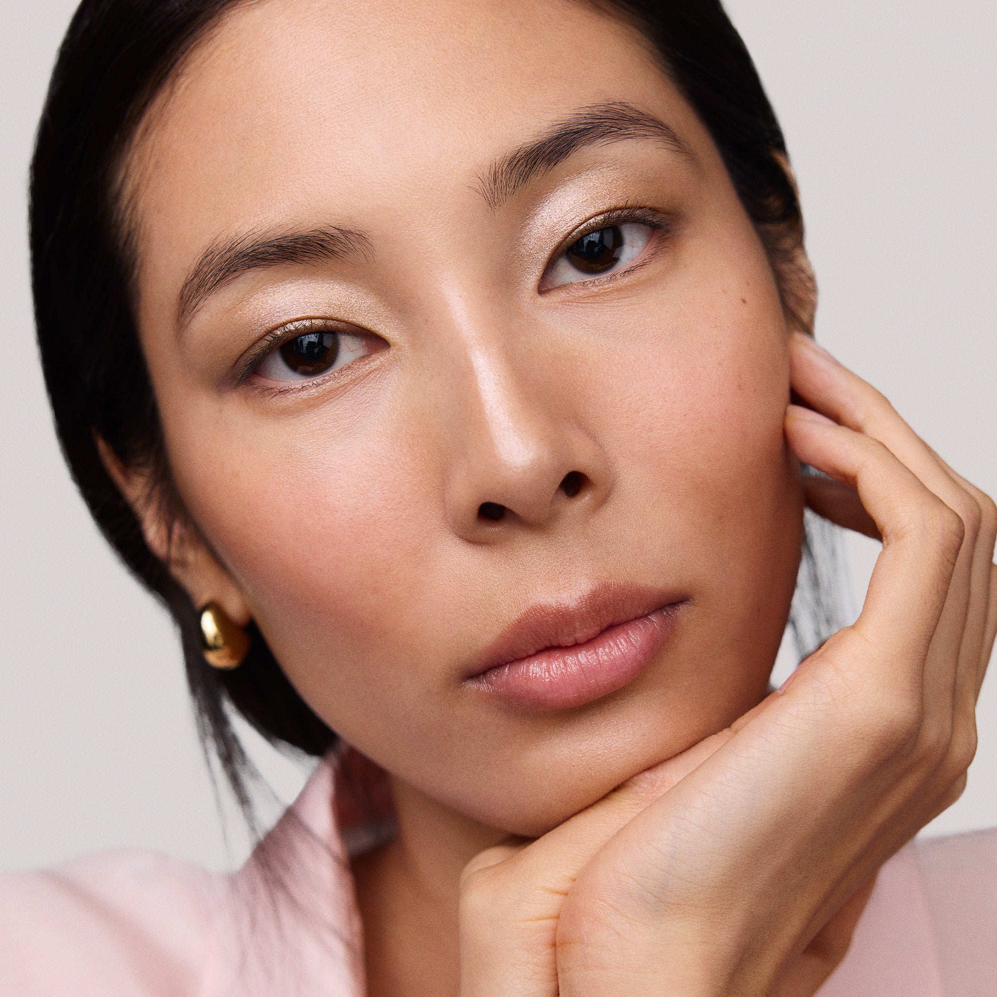 Master || Milano is wearing Solo Shadow Sheen in Palladium