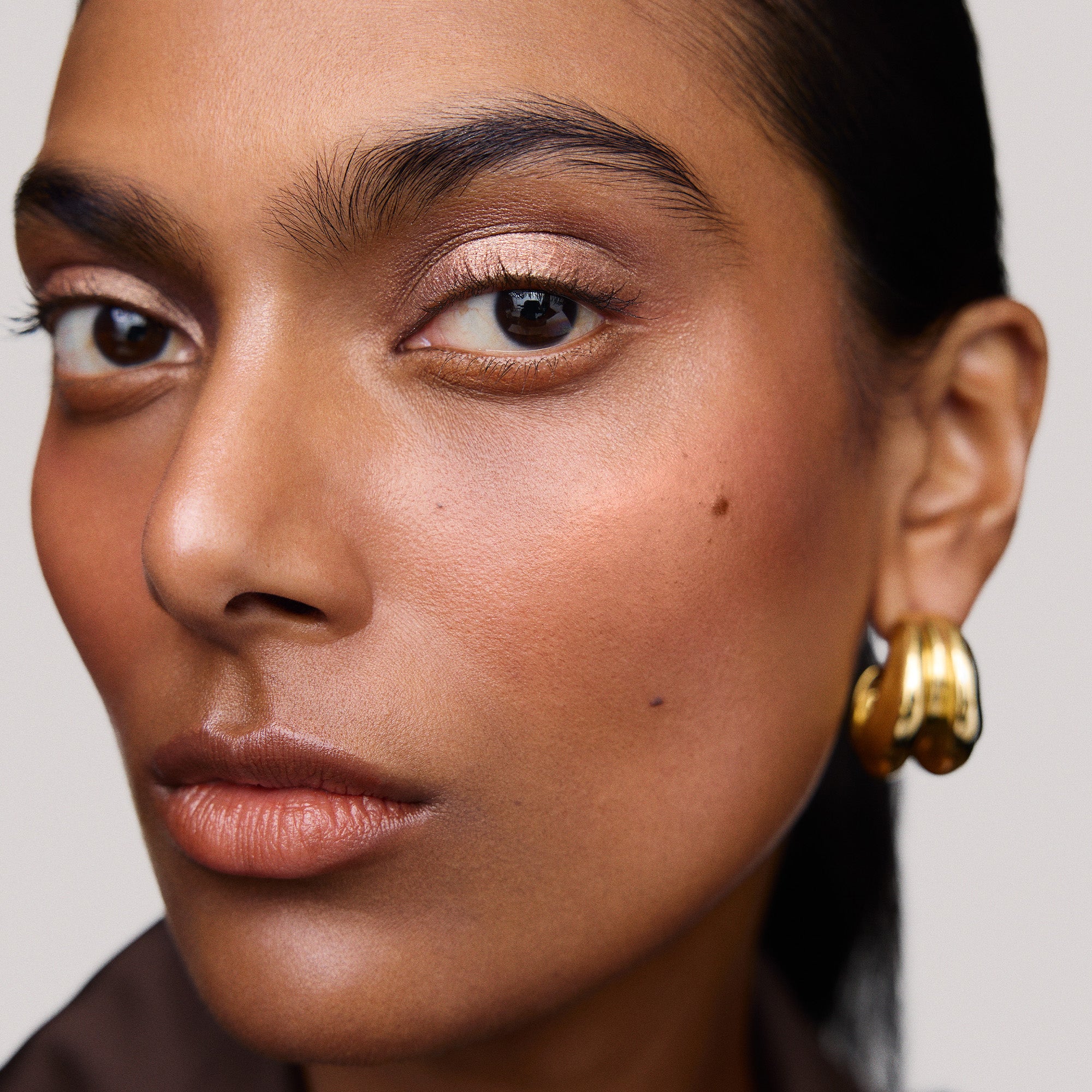 Master || Nicole is wearing Solo Shadow Sheen in Palladium