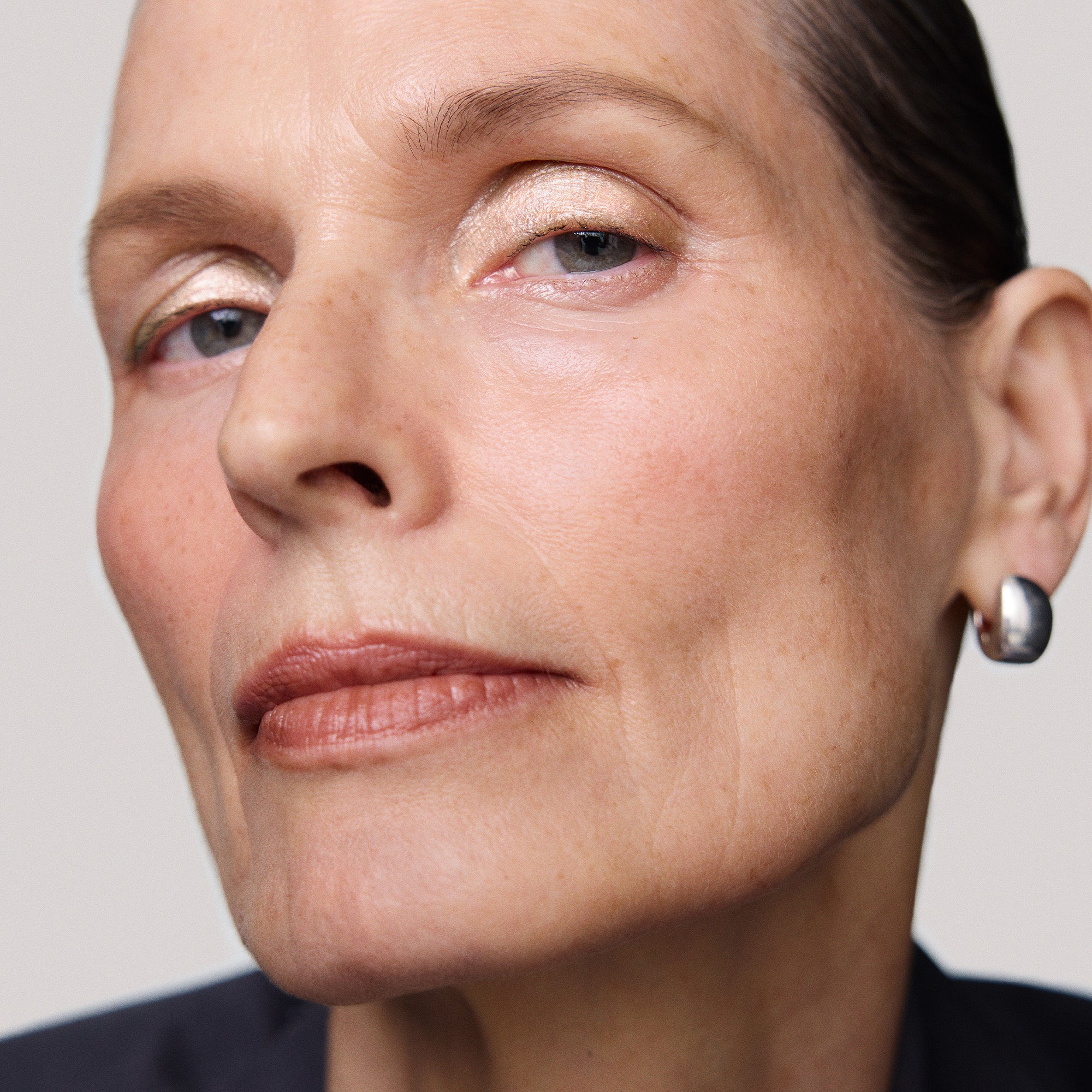 Master || Sylke is wearing Solo Shadow Sheen in Palladium