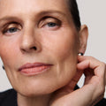 Master || Sylke is wearing Solo Shadow Sheen in Sartorial