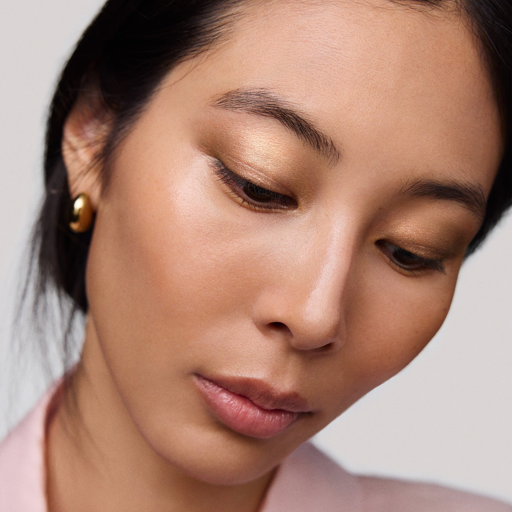 Master || Milano is wearing Solo Shadow Sheen in Surrealism