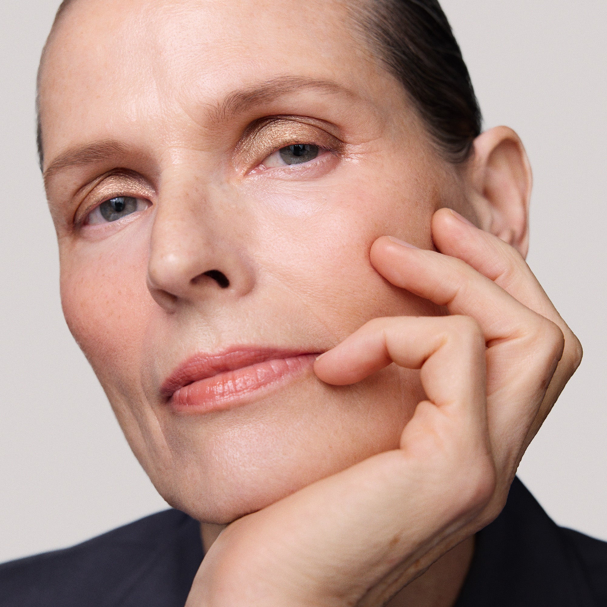 Master || Sylke is wearing Solo Shadow Sheen in Surrealism