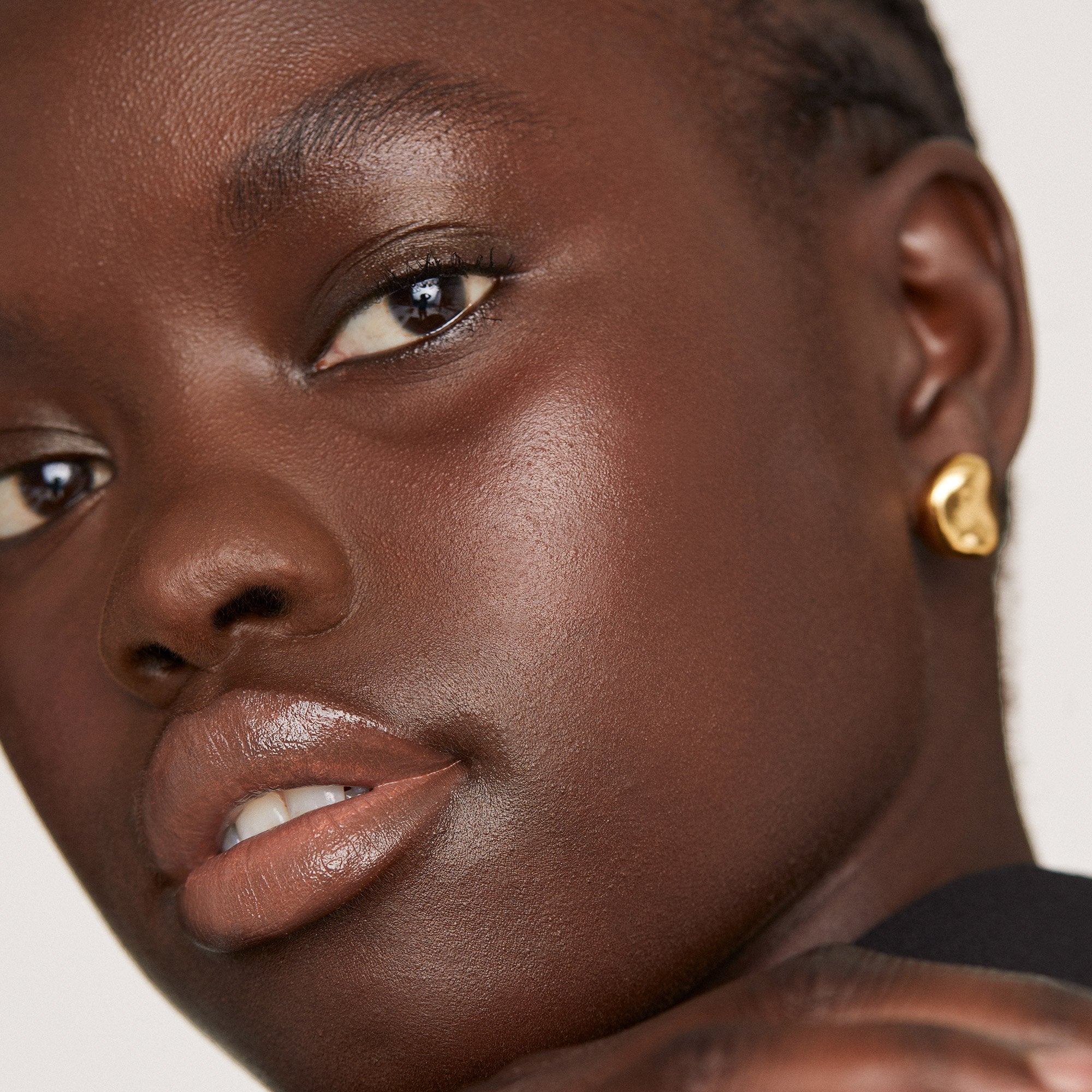 Bounce | face | Model is wearing Day Glow in Bounce