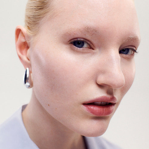 Master || Model wears The Minimalist in Ceramic