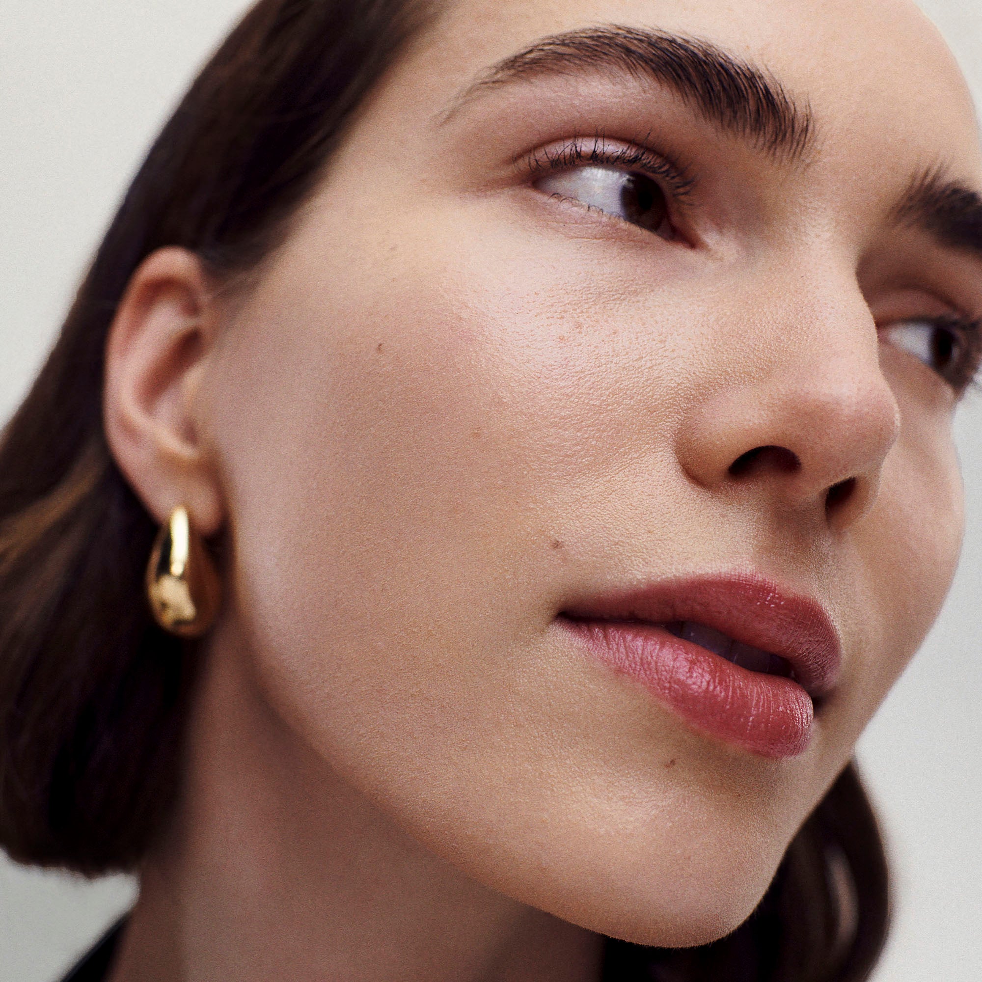 Master ||  Model wears The Minimalist in Sandstone 