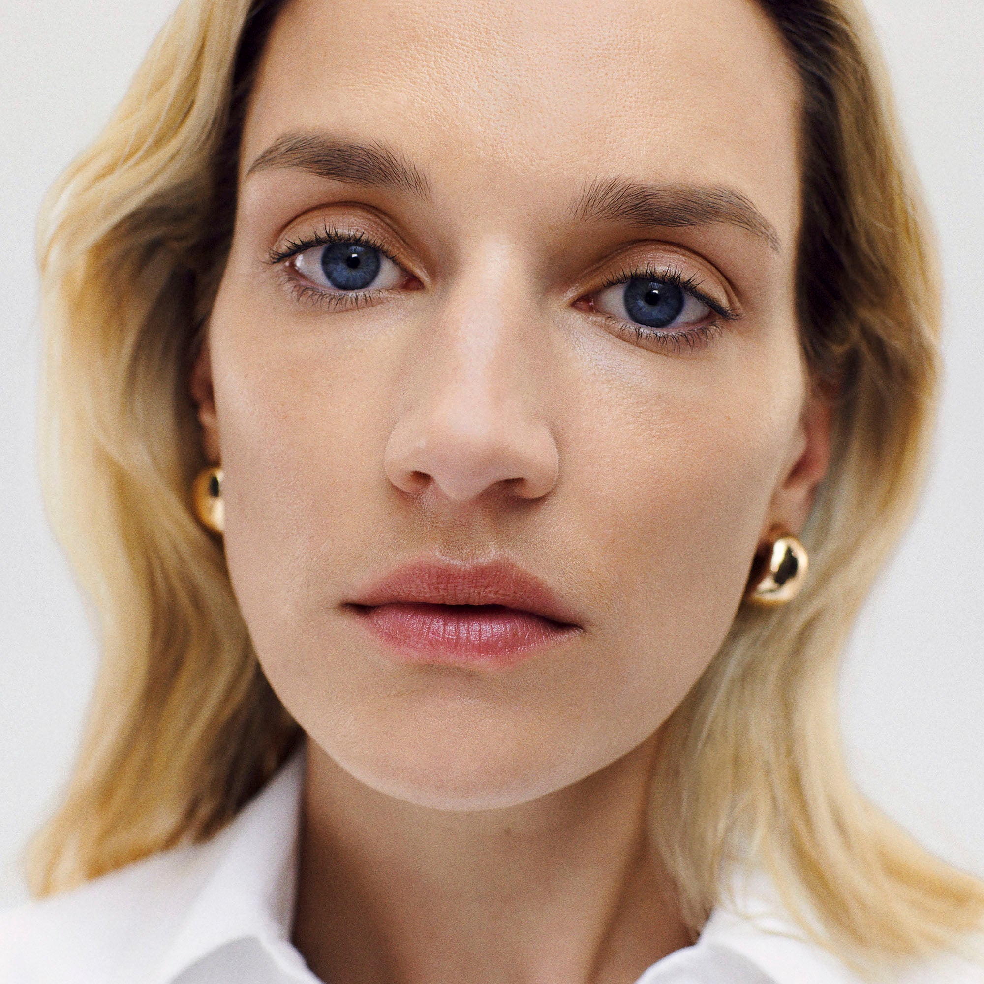 Master || Model wears The Minimalist in Bisque 