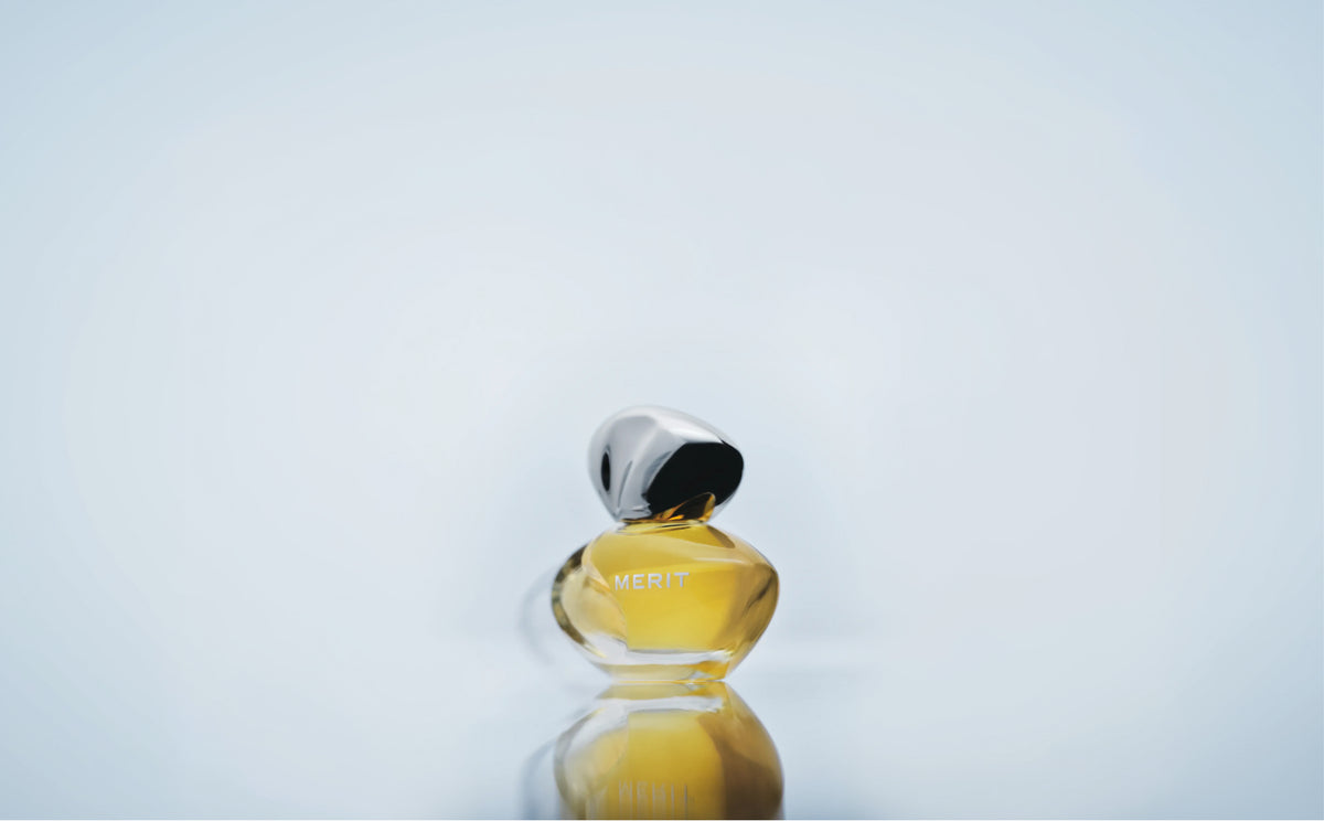 Inspired by surrealist art, our custom glass bottle is designed to evoke the gentle movement of a wave  — a symbol of continuous motion and change. 