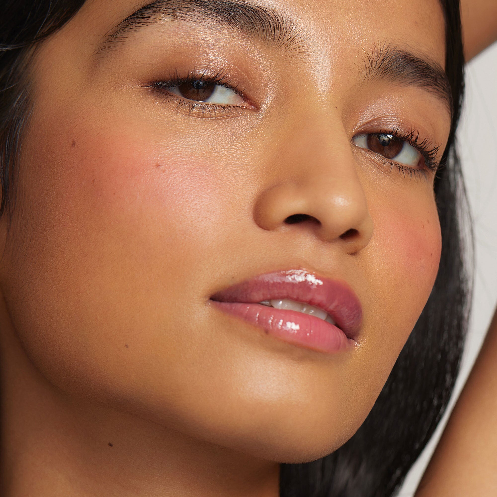 Jeté | face::medium | Sumaya wears The Gelées in Jeté