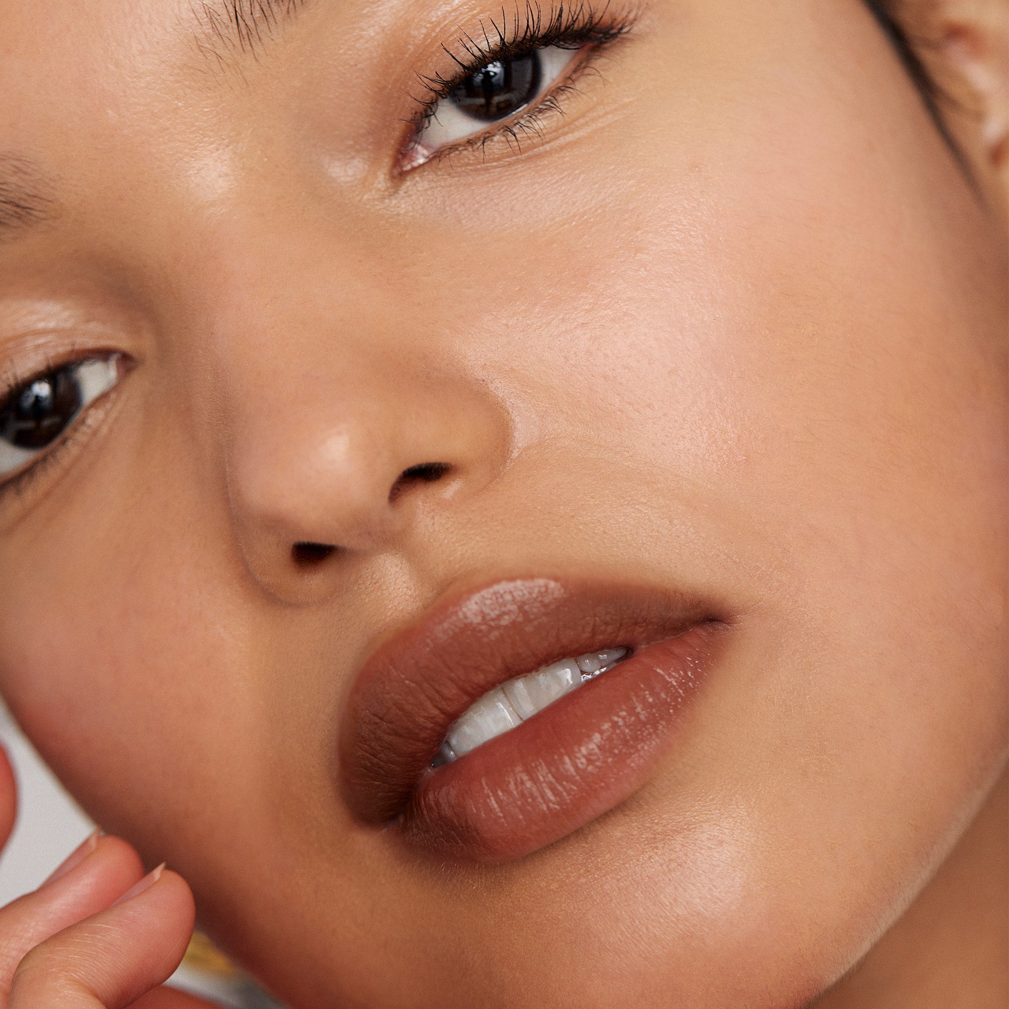 1990 | face::medium | Claudia wears Signature Lip in 1990