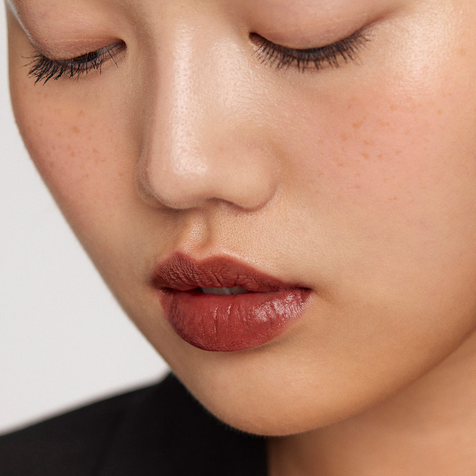 L'Avenue | face::light | Katy wears Signature Lip in L'avenue