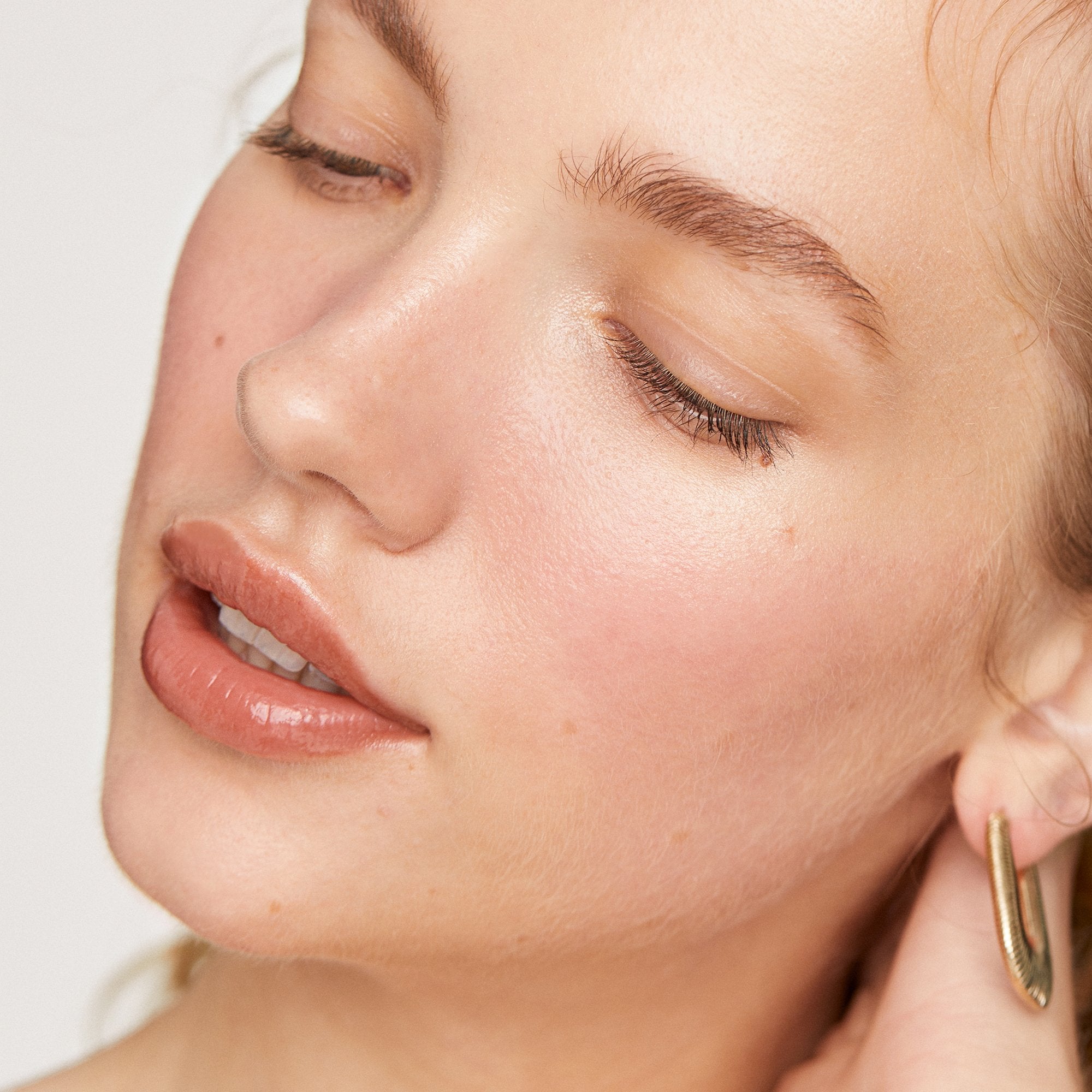 Taupe | face::light | Tanya wears Shade Slick in Taupe