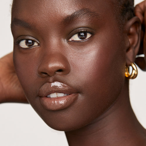 Taupe | face::deep | Nyayop wears Shade Slick in Taupe